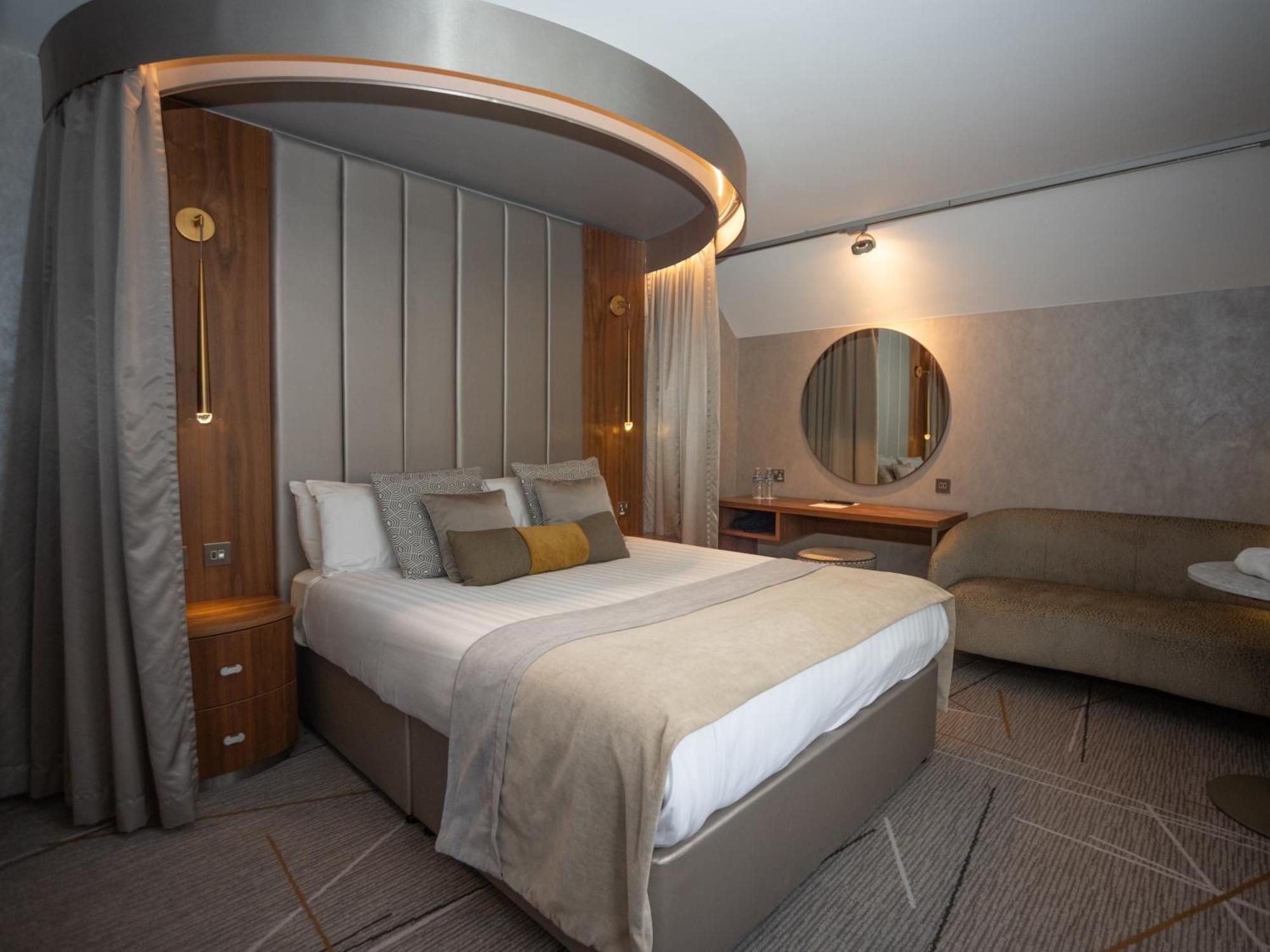 The Royal Toby Hotel Rochdale Bagian luar foto